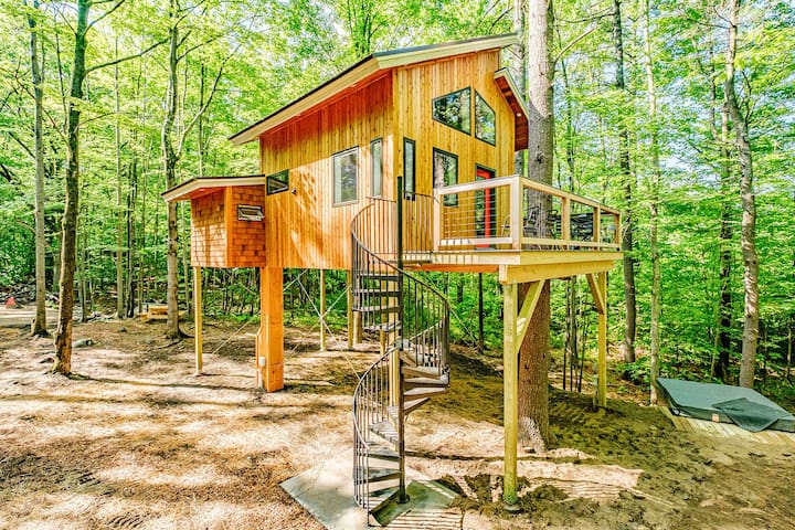 2- The Canopy Treehouse a Luxury Carbon Free Retreat